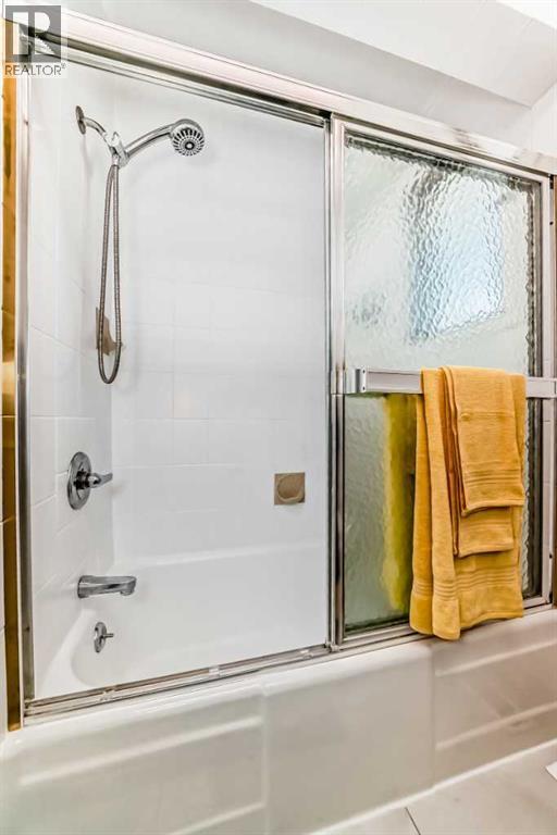 133 28 Avenue Ne, Calgary, AB - Indoor Photo Showing Bathroom