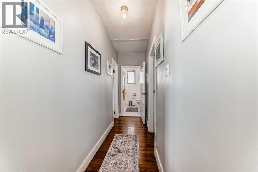 133 28 Avenue Ne, Calgary, AB - Indoor Photo Showing Bathroom