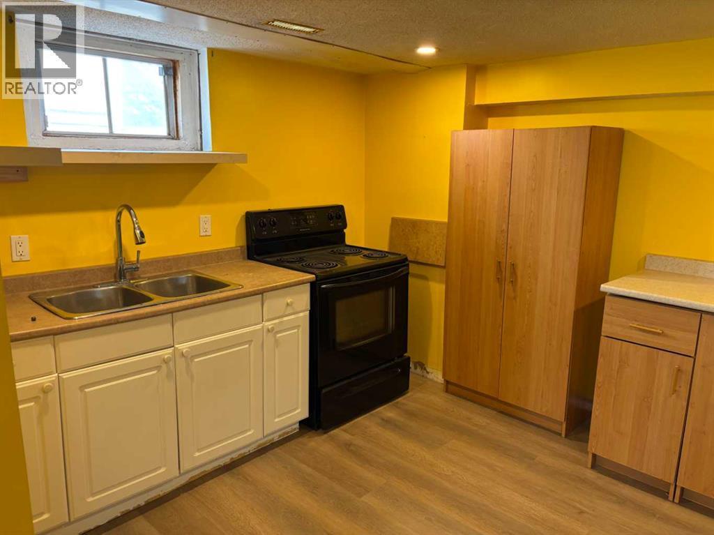 133 28 Avenue Ne, Calgary, AB - Indoor Photo Showing Other Room