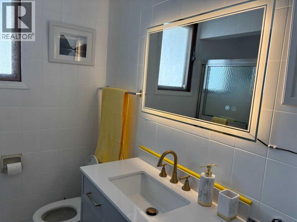 133 28 Avenue Ne, Calgary, AB - Indoor Photo Showing Kitchen With Double Sink