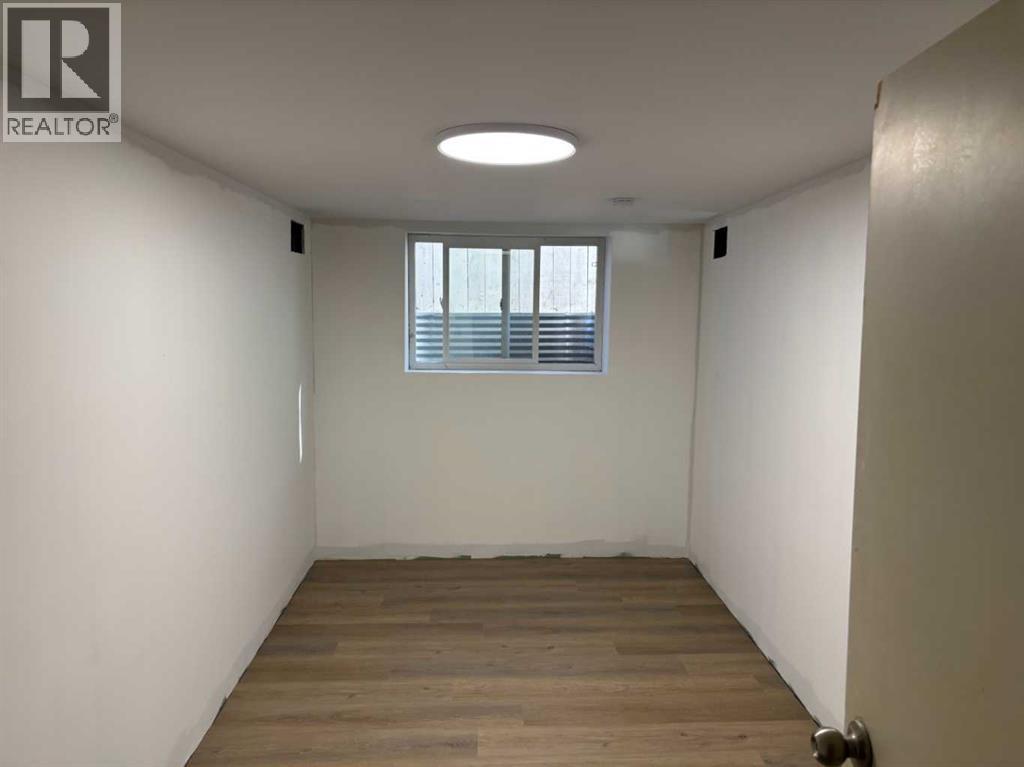 133 28 Avenue Ne, Calgary, AB - Indoor Photo Showing Bathroom