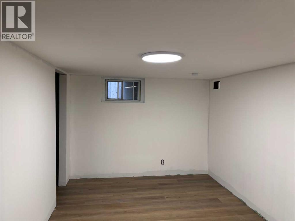 133 28 Avenue Ne, Calgary, AB - Indoor Photo Showing Bathroom