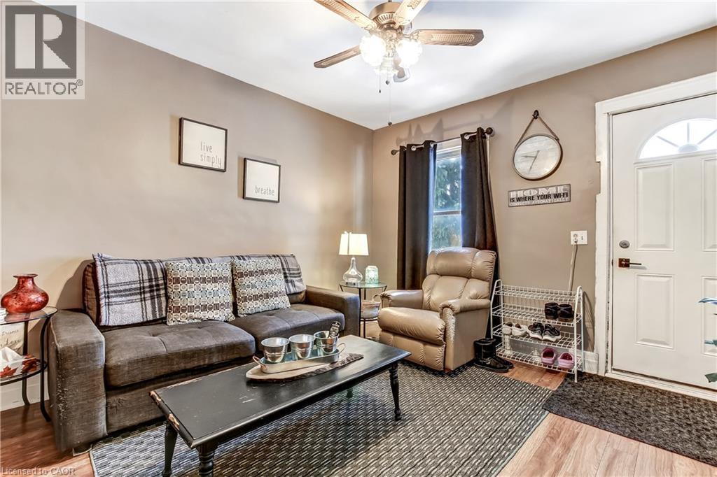 13 Second Avenue E, Simcoe, ON - Indoor Photo Showing Living Room