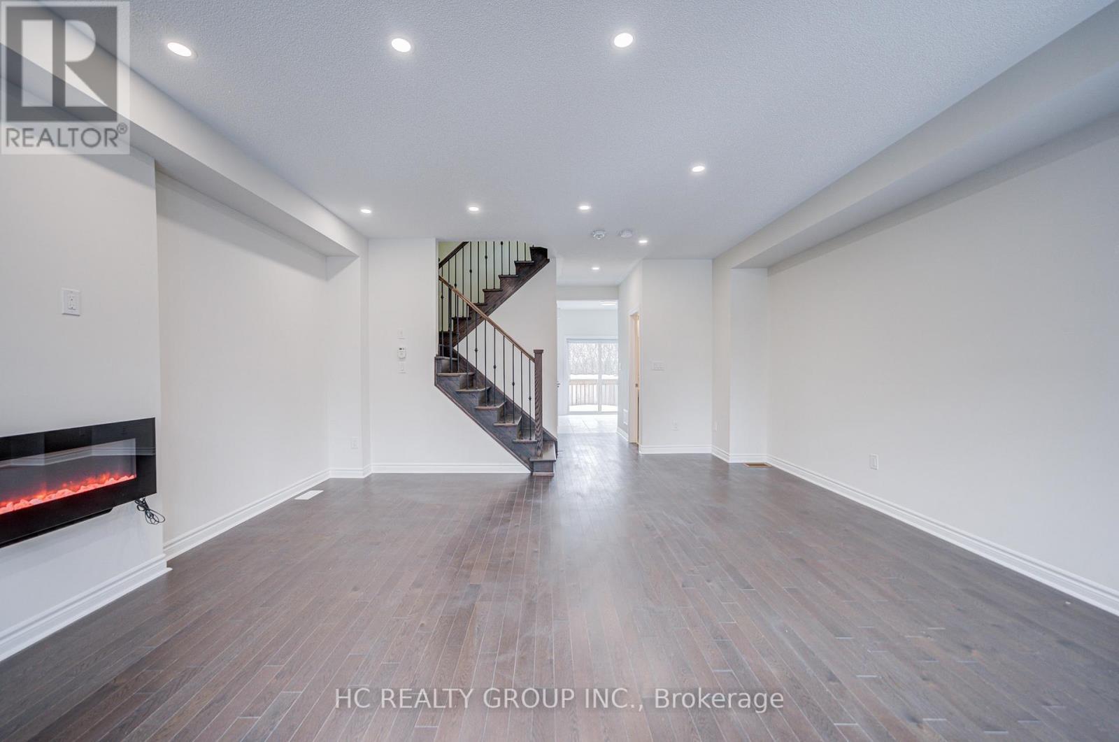 119 Gordon Circle, Newmarket, ON - Indoor With Fireplace