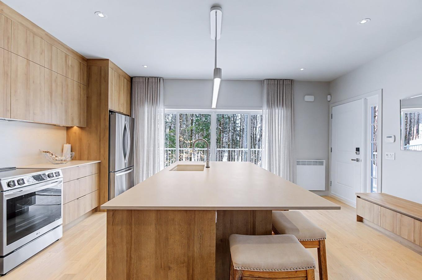 Cuisine - 103-141 Rue Du Cercle-Des-Cantons, Bromont, QC - Indoor Photo Showing Kitchen