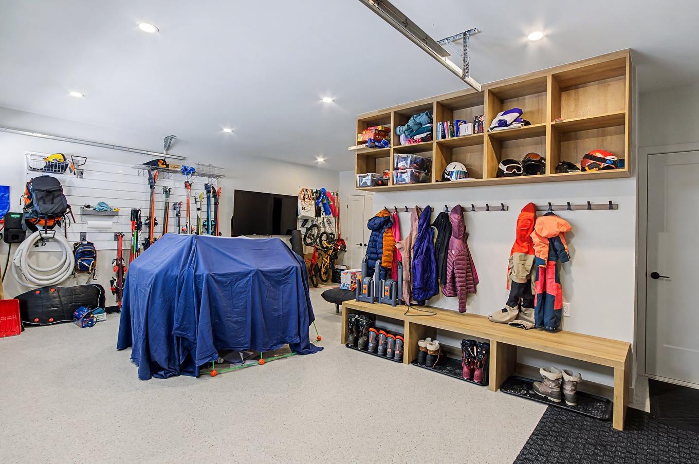 Garage - 103-141 Rue Du Cercle-Des-Cantons, Bromont, QC - Indoor Photo Showing Other Room