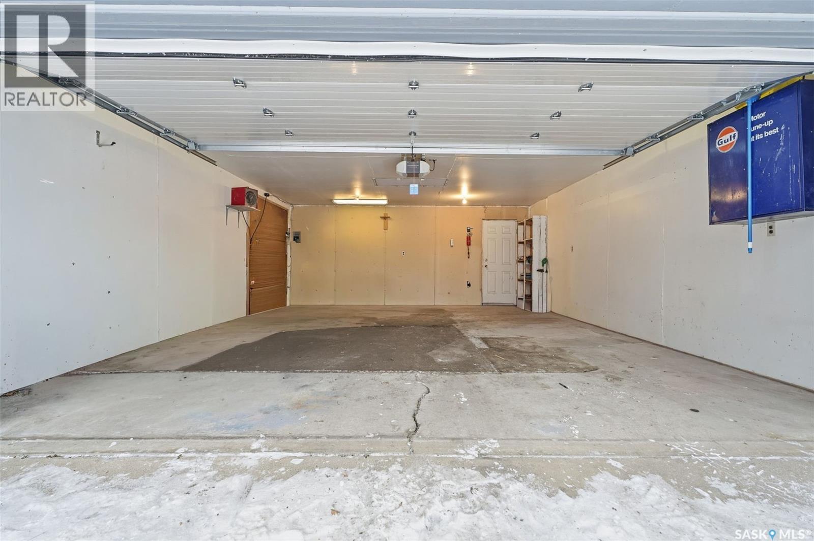 121 Simon Fraser Crescent, Saskatoon, SK - Indoor Photo Showing Garage