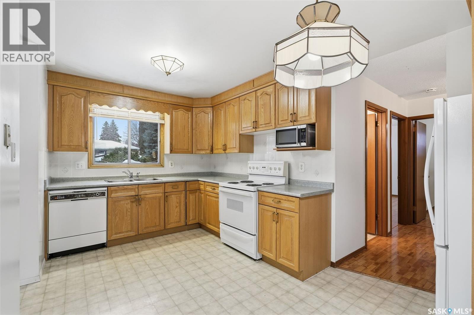 121 Simon Fraser Crescent, Saskatoon, SK - Indoor Photo Showing Kitchen With Double Sink