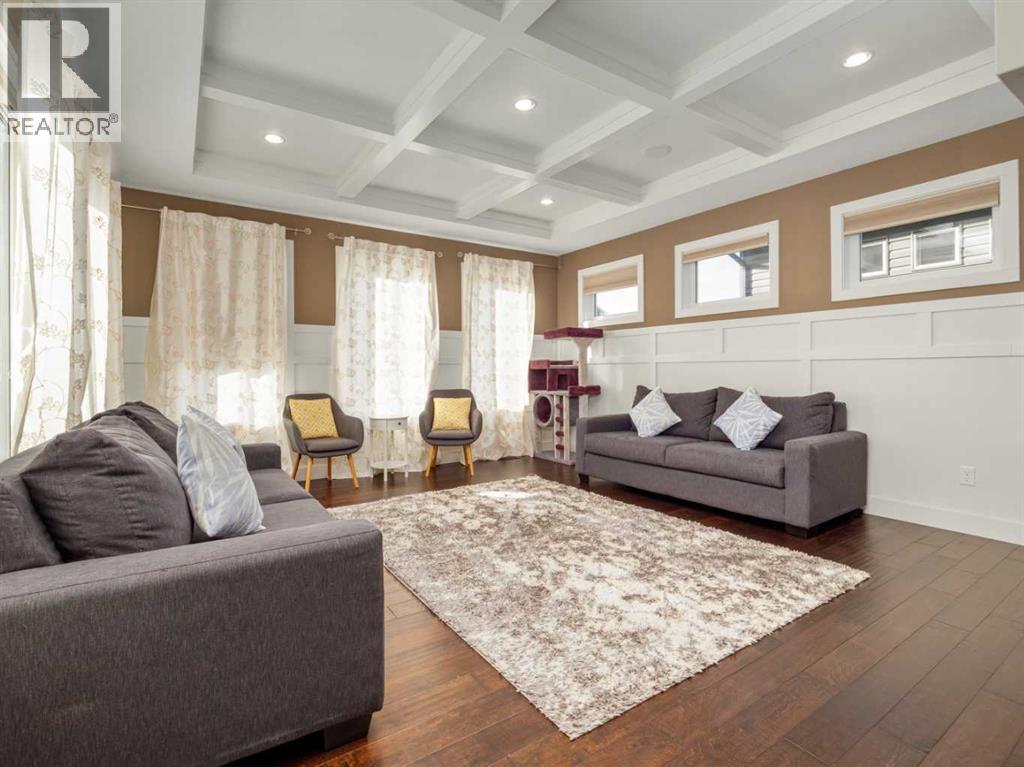 18 Northlander Road W, Lethbridge, AB - Indoor Photo Showing Living Room