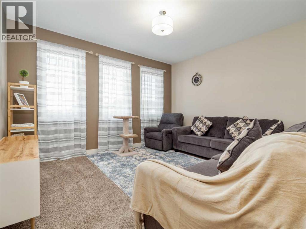 18 Northlander Road W, Lethbridge, AB - Indoor Photo Showing Living Room
