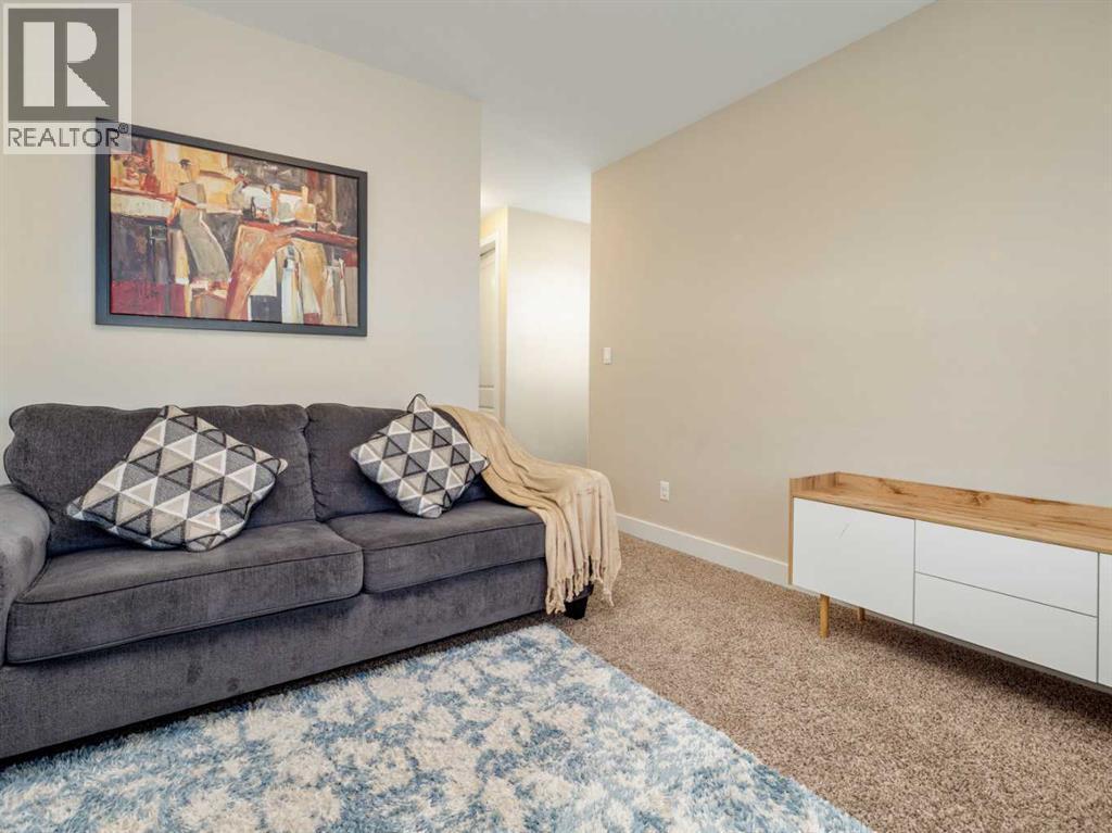 18 Northlander Road W, Lethbridge, AB - Indoor Photo Showing Living Room