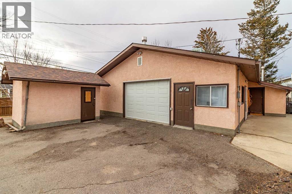 253 51 Avenue E, Claresholm, AB - Outdoor With Exterior