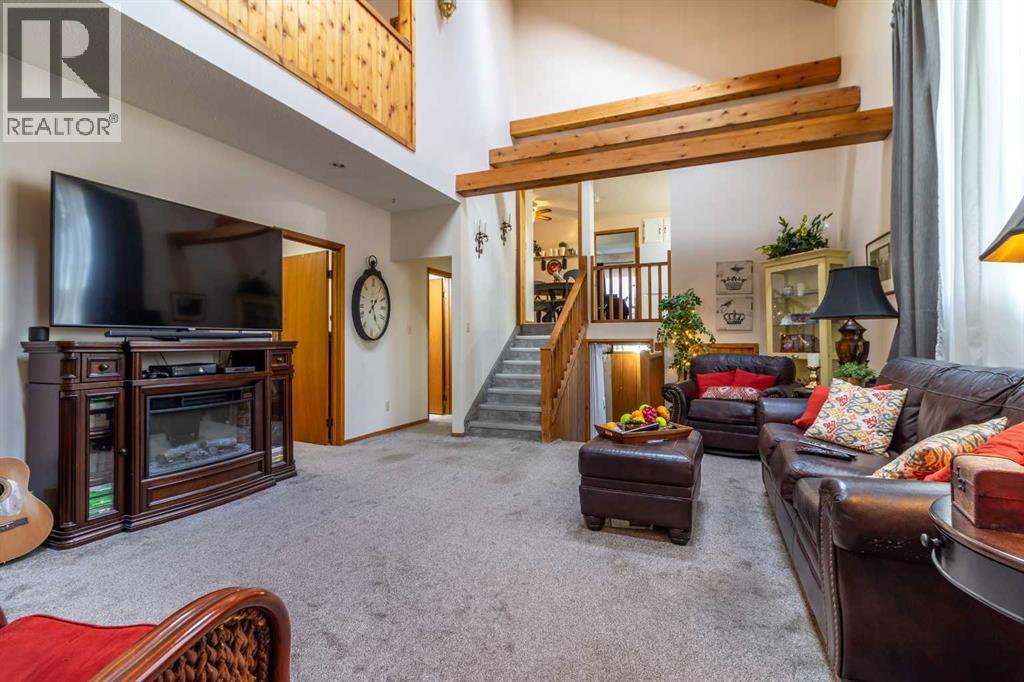 253 51 Avenue E, Claresholm, AB - Indoor Photo Showing Living Room