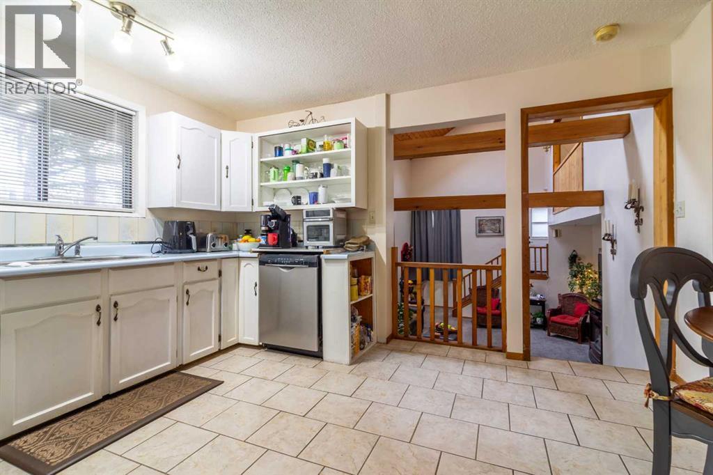 253 51 Avenue E, Claresholm, AB - Indoor Photo Showing Kitchen With Double Sink