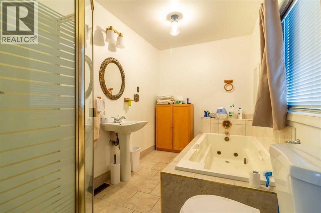 253 51 Avenue E, Claresholm, AB - Indoor Photo Showing Bathroom