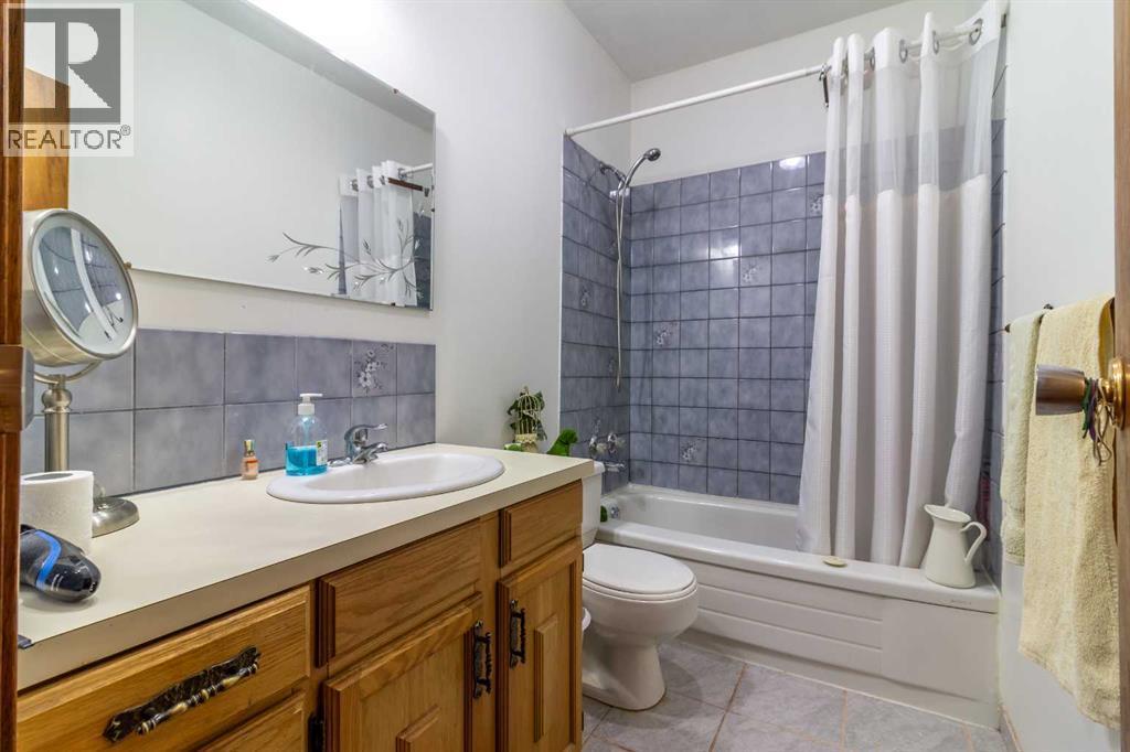 253 51 Avenue E, Claresholm, AB - Indoor Photo Showing Bathroom