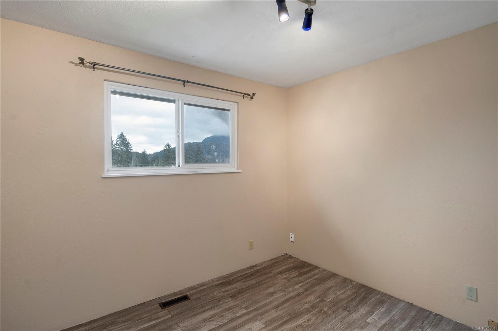 431 Macmillan Dr, Sayward, BC
