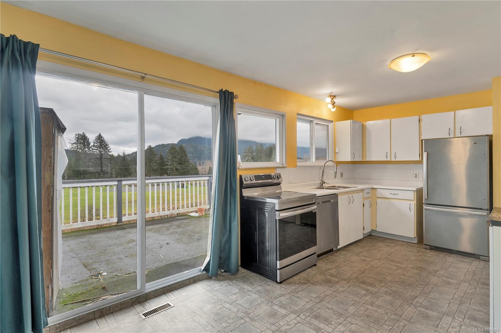 431 Macmillan Dr, Sayward, BC