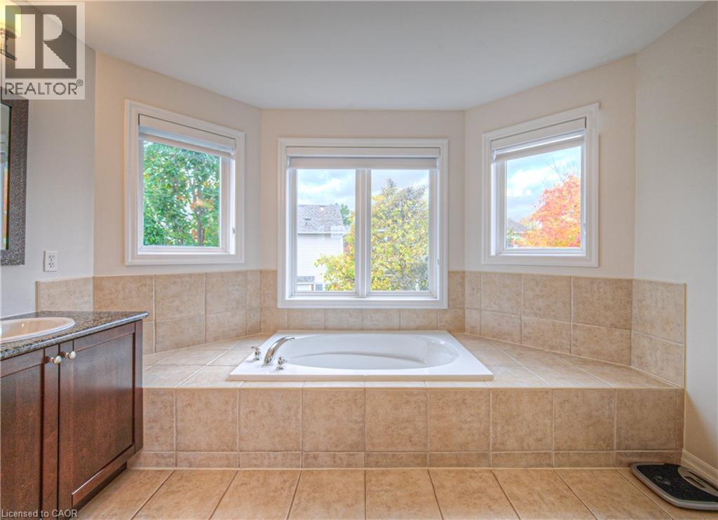 47 Dellgrove Circle, Cambridge, ON - Indoor Photo Showing Bathroom