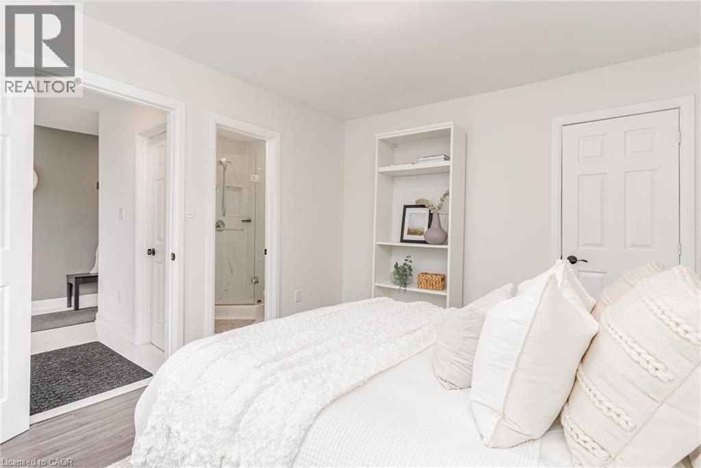 4 Robins Avenue, Hamilton, ON - Indoor Photo Showing Bedroom