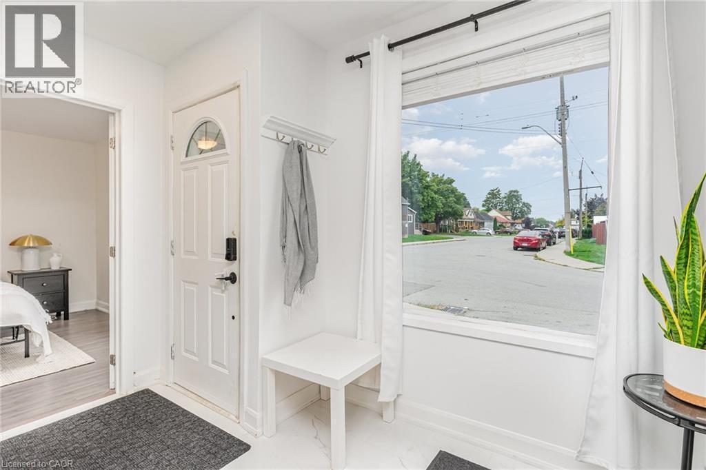 4 Robins Avenue, Hamilton, ON - Indoor Photo Showing Other Room