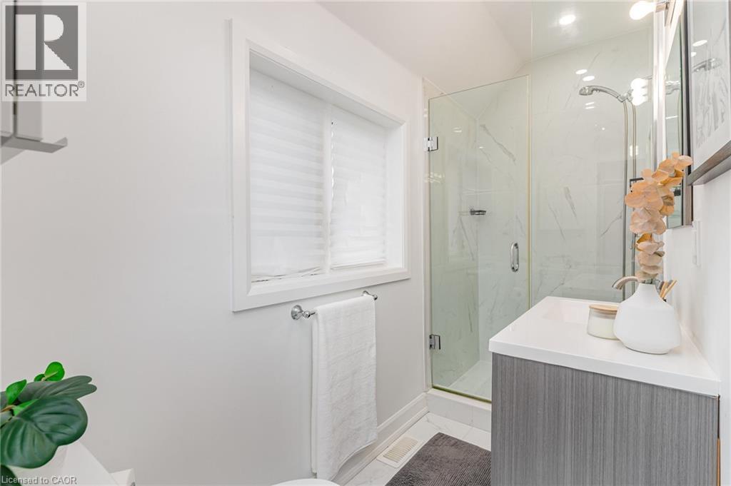 4 Robins Avenue, Hamilton, ON - Indoor Photo Showing Bathroom