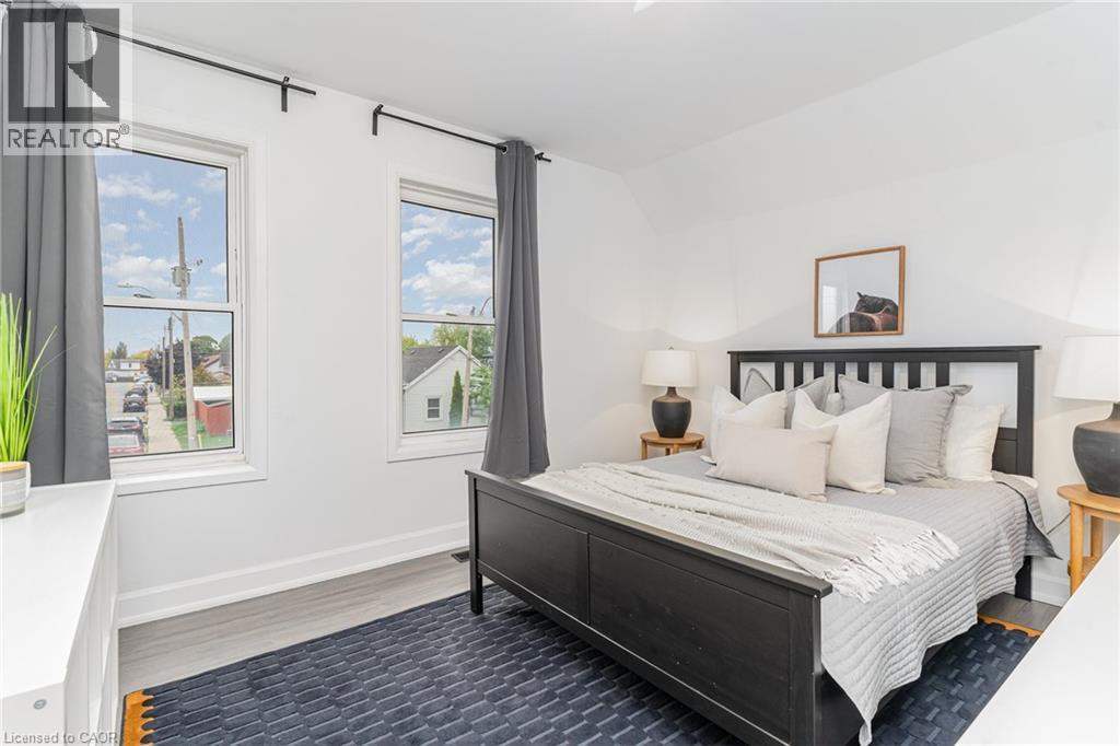 4 Robins Avenue, Hamilton, ON - Indoor Photo Showing Bedroom
