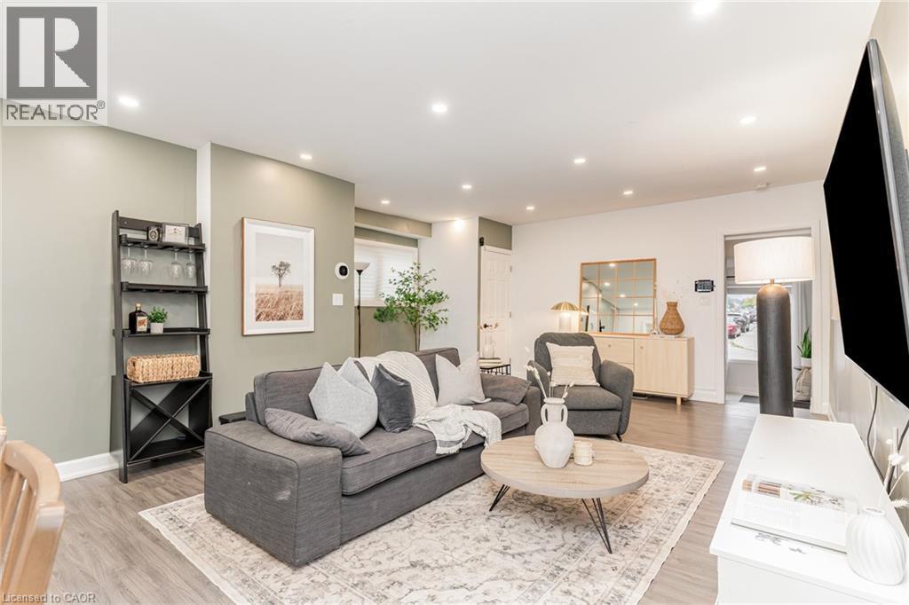4 Robins Avenue, Hamilton, ON - Indoor Photo Showing Living Room