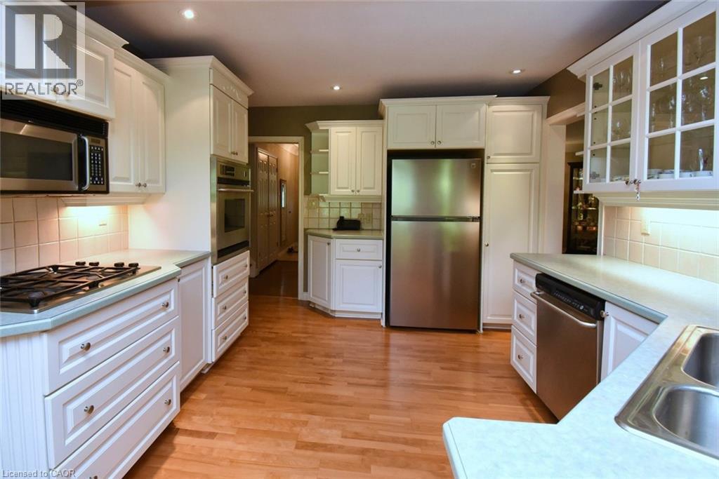 4131 Lorraine Crescent, Burlington, ON - Indoor Photo Showing Kitchen With Upgraded Kitchen