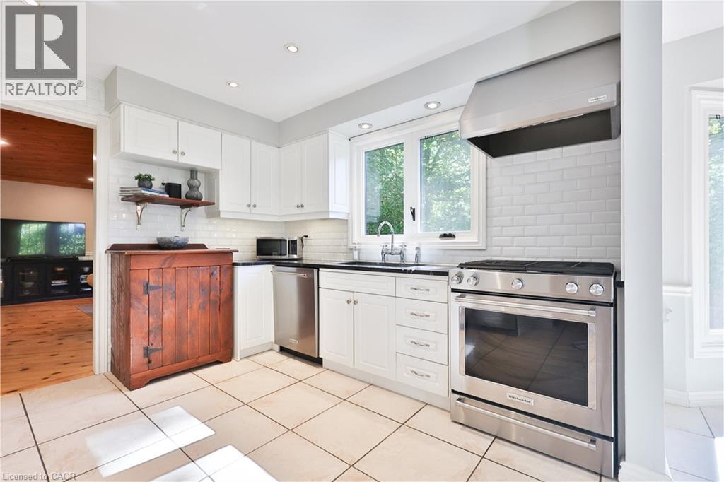 206 Rossmore Boulevard, Burlington, ON - Indoor Photo Showing Kitchen With Stainless Steel Kitchen