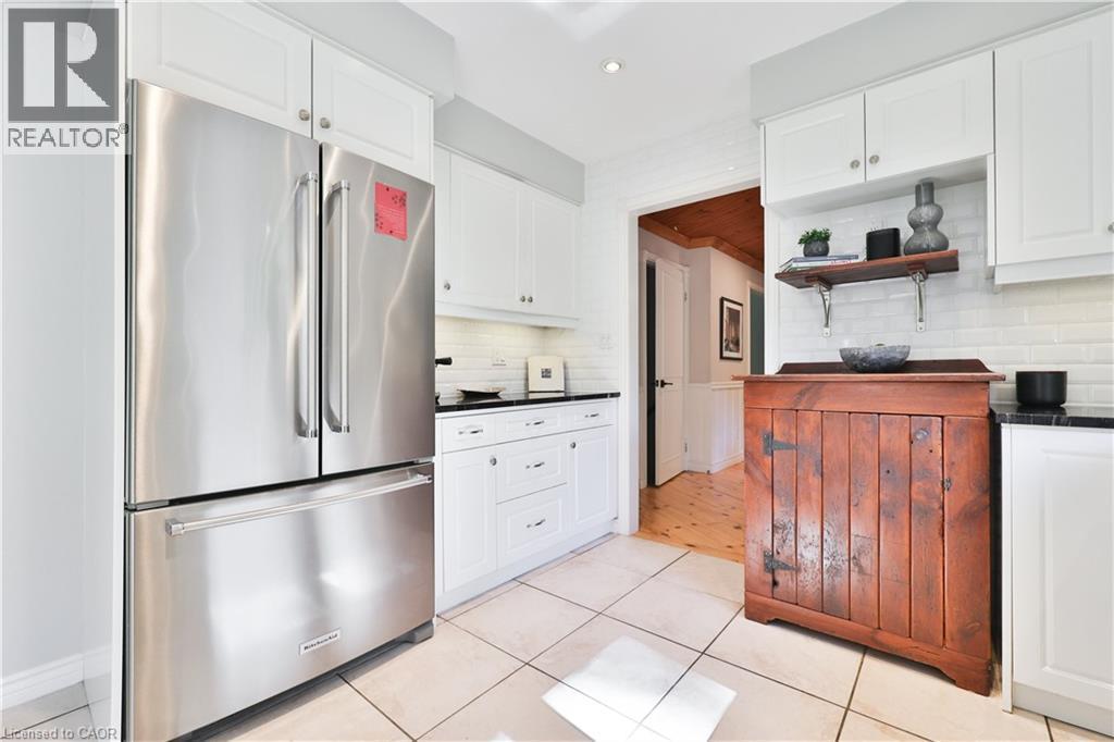 206 Rossmore Boulevard, Burlington, ON - Indoor Photo Showing Kitchen