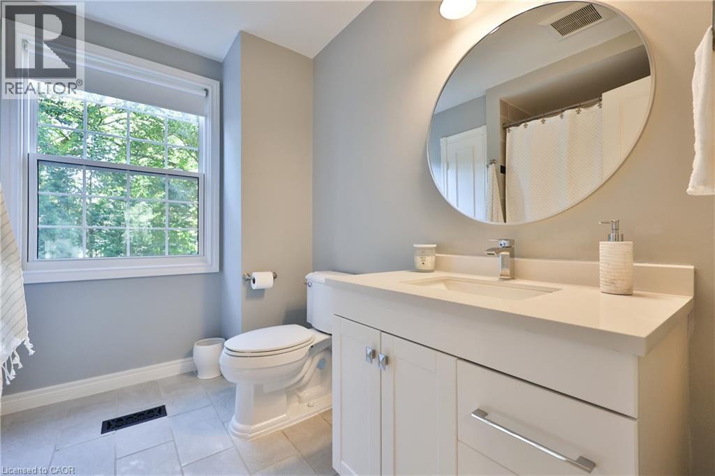 206 Rossmore Boulevard, Burlington, ON - Indoor Photo Showing Bathroom