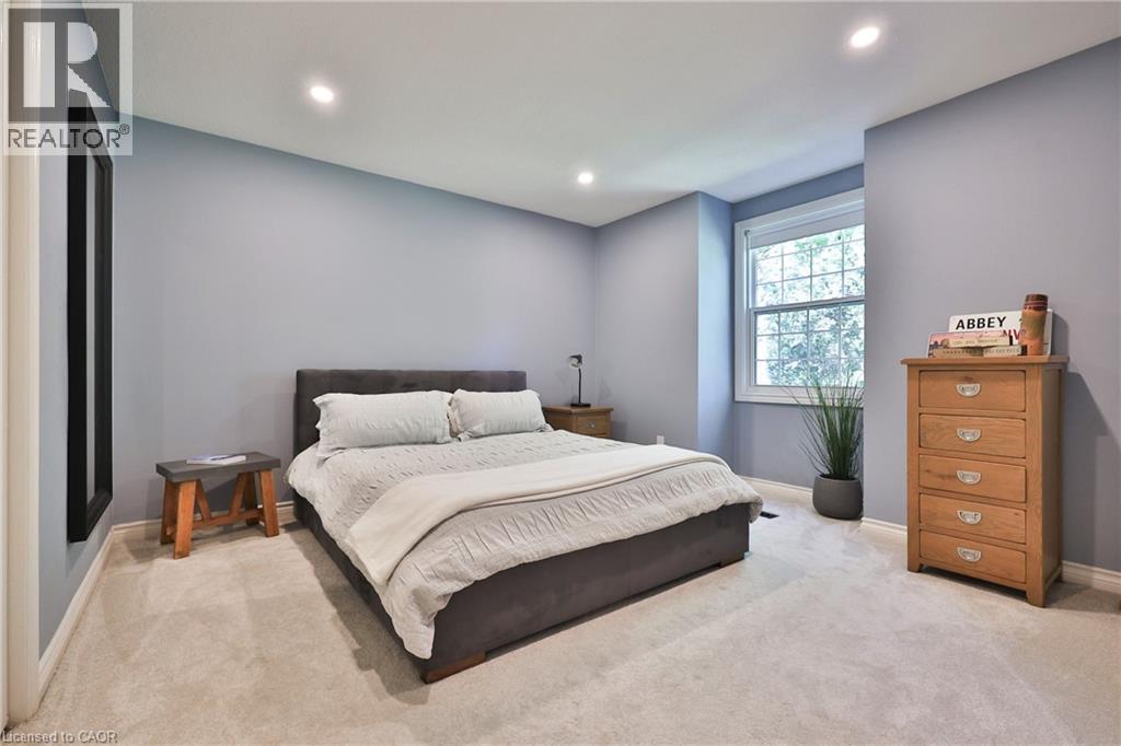 206 Rossmore Boulevard, Burlington, ON - Indoor Photo Showing Bedroom