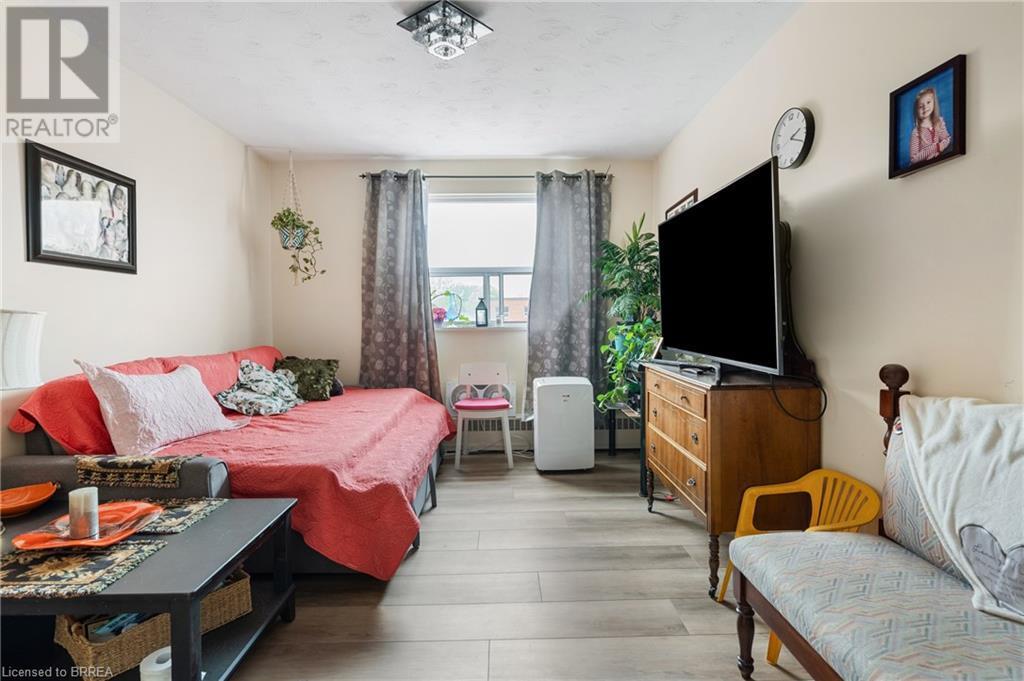 Bedroom with light wood-type flooring - 485 Thorold Road Unit# 323, Welland, ON - Indoor Photo Showing Bedroom