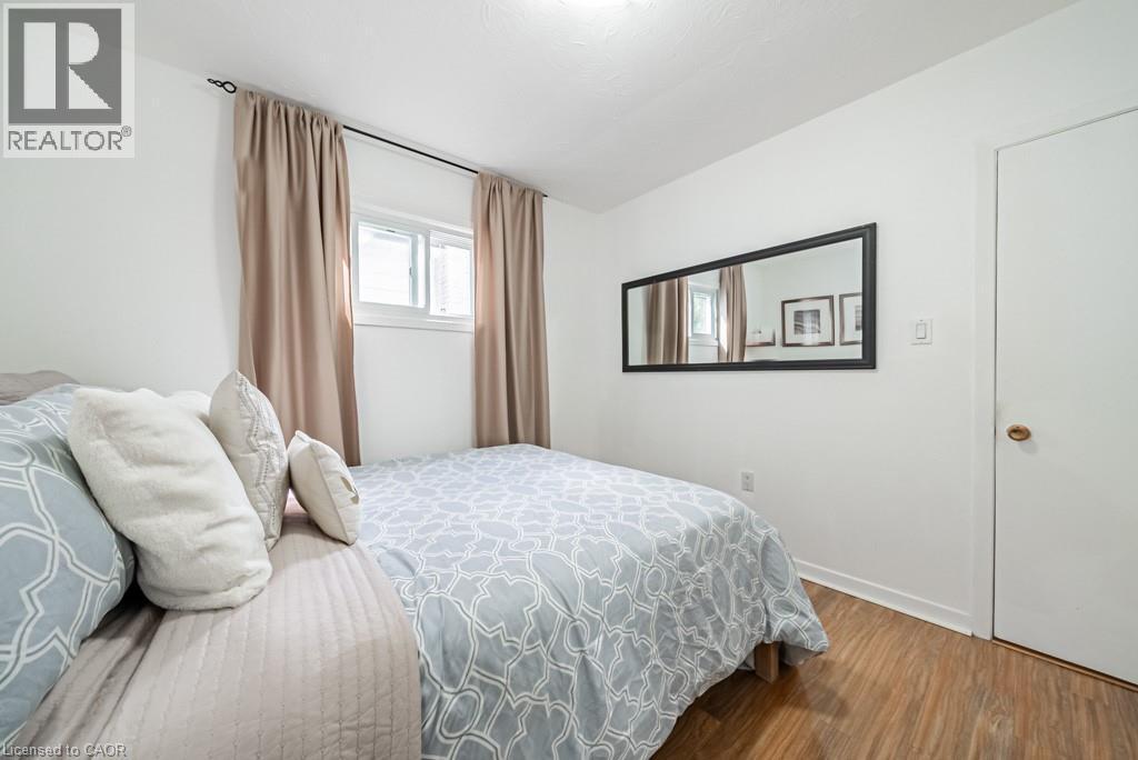 1089 Meredith Avenue, Mississauga, ON - Indoor Photo Showing Bedroom