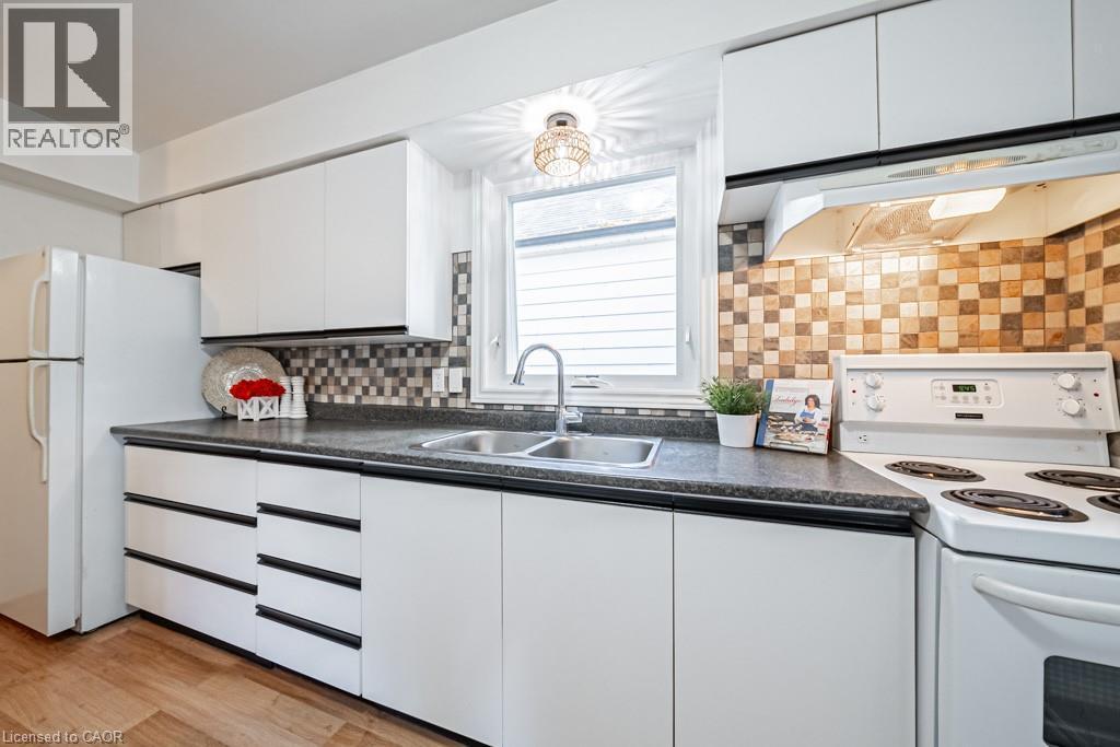 1089 Meredith Avenue, Mississauga, ON - Indoor Photo Showing Kitchen With Double Sink