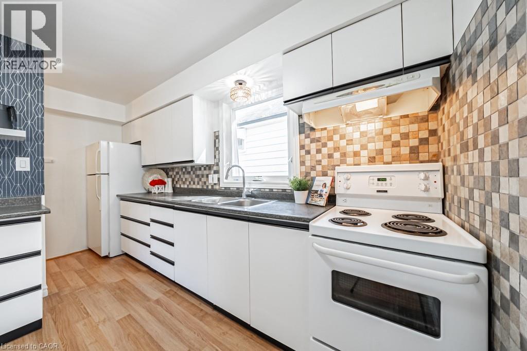 1089 Meredith Avenue, Mississauga, ON - Indoor Photo Showing Kitchen With Double Sink
