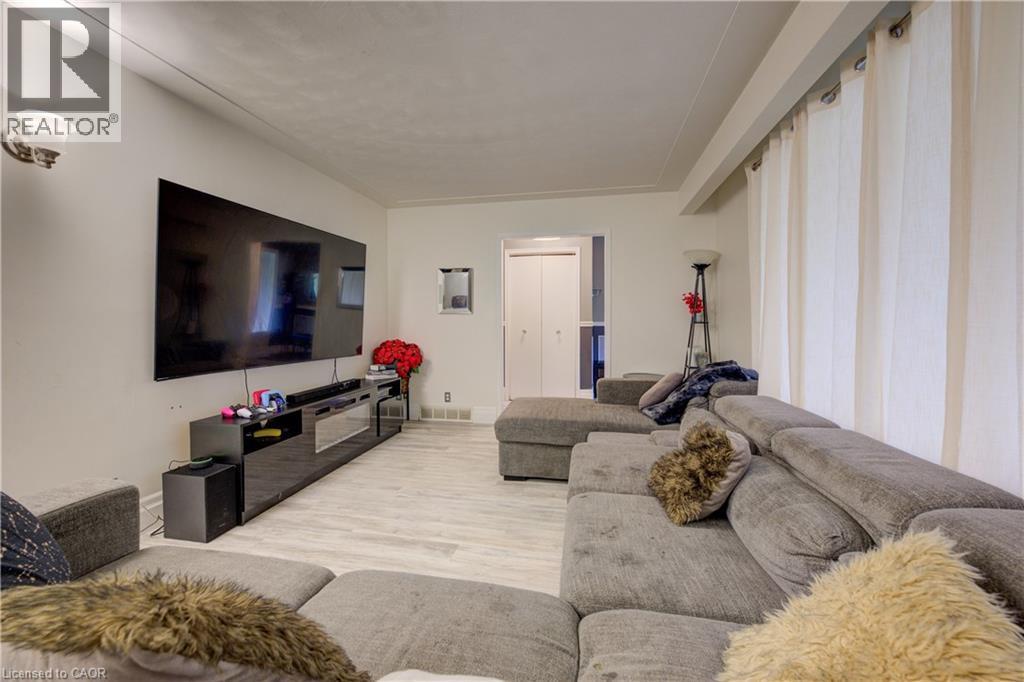 Living area featuring light wood-style floors and baseboards - 31 Bonfair Court, Kitchener, ON - Indoor Photo Showing Living Room
