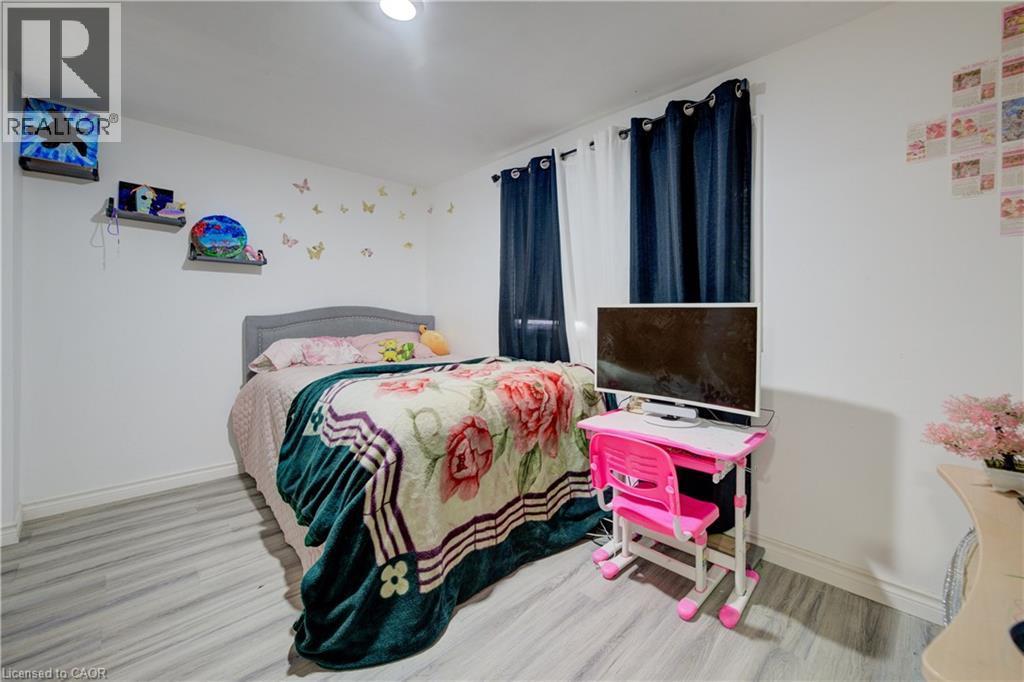 Bedroom featuring wood finished floors and baseboards - 31 Bonfair Court, Kitchener, ON - Indoor Photo Showing Bedroom