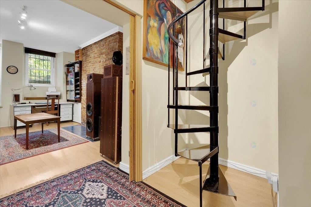 Escalier - 1819 Rue Baile, Montréal (Ville-Marie), QC - Indoor