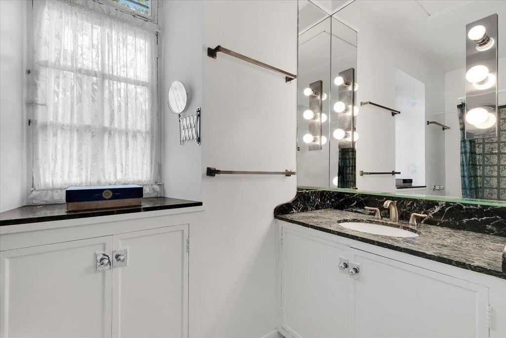 Garçonnière - 1819 Rue Baile, Montréal (Ville-Marie), QC - Indoor Photo Showing Bathroom