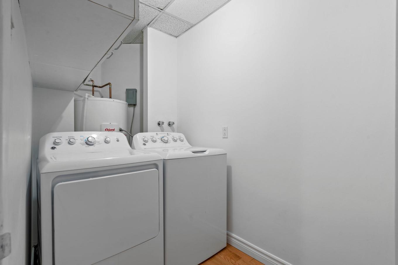 Laundry room - 17-285 Place D'Youville, Montréal (Ville-Marie), QC - Indoor Photo Showing Laundry Room