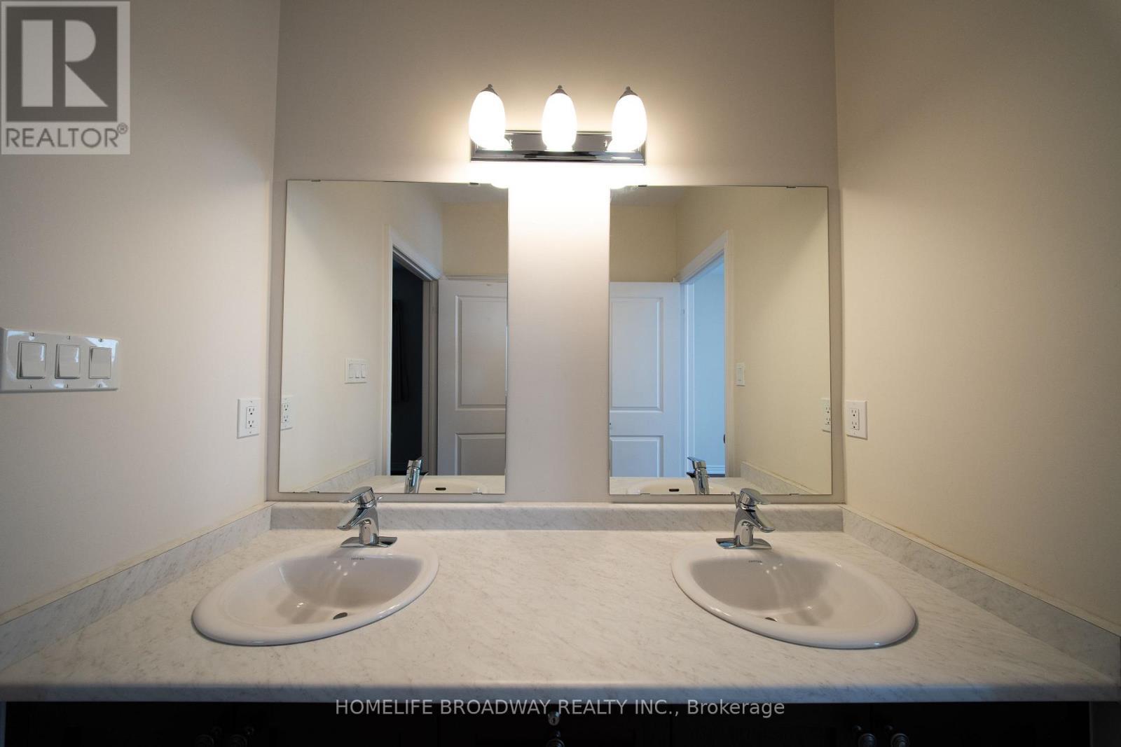 166 Conklin Crescent, Aurora, ON - Indoor Photo Showing Bathroom