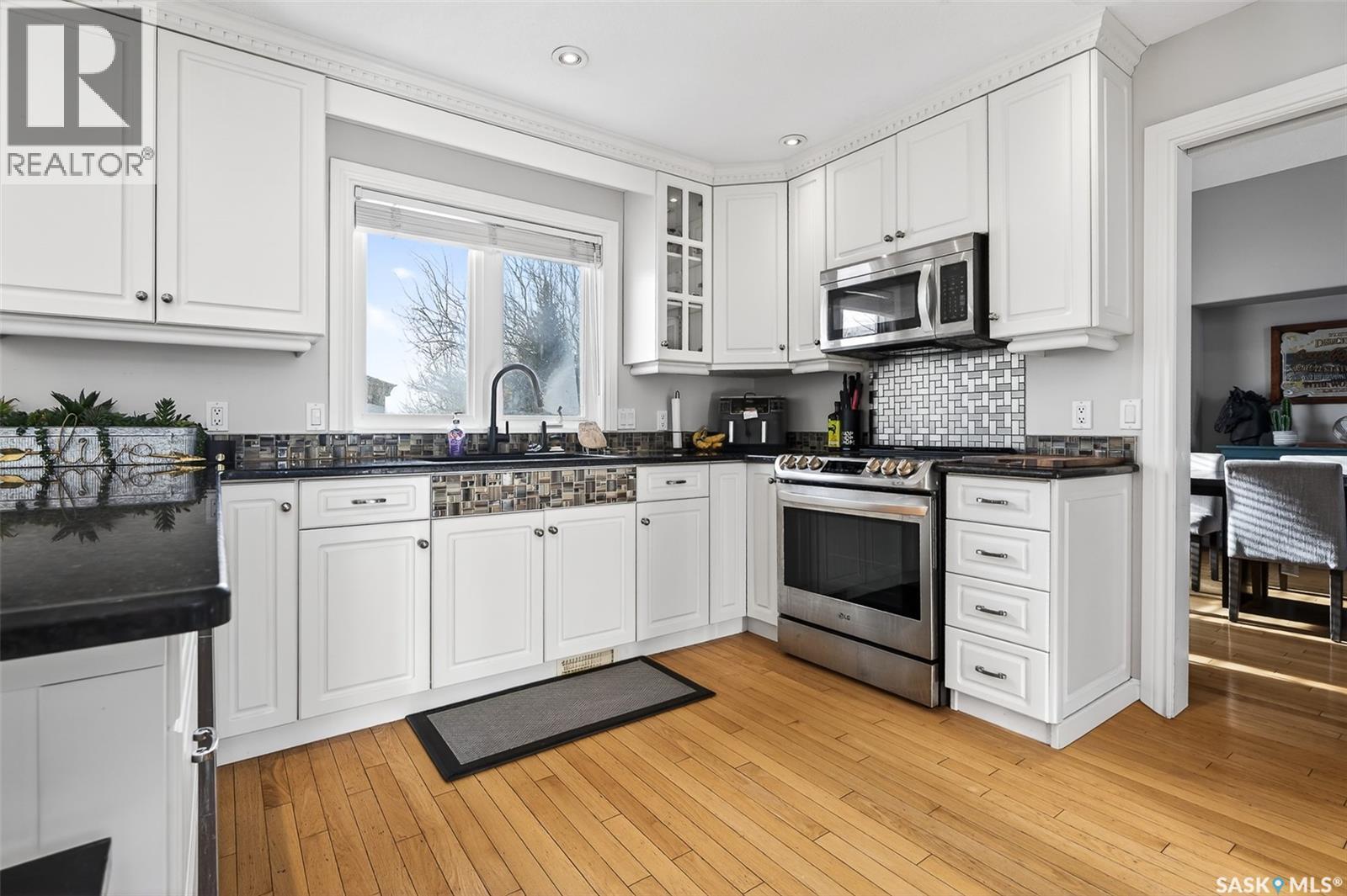 27 Marigold Crescent, Moose Jaw, SK - Indoor Photo Showing Kitchen With Upgraded Kitchen