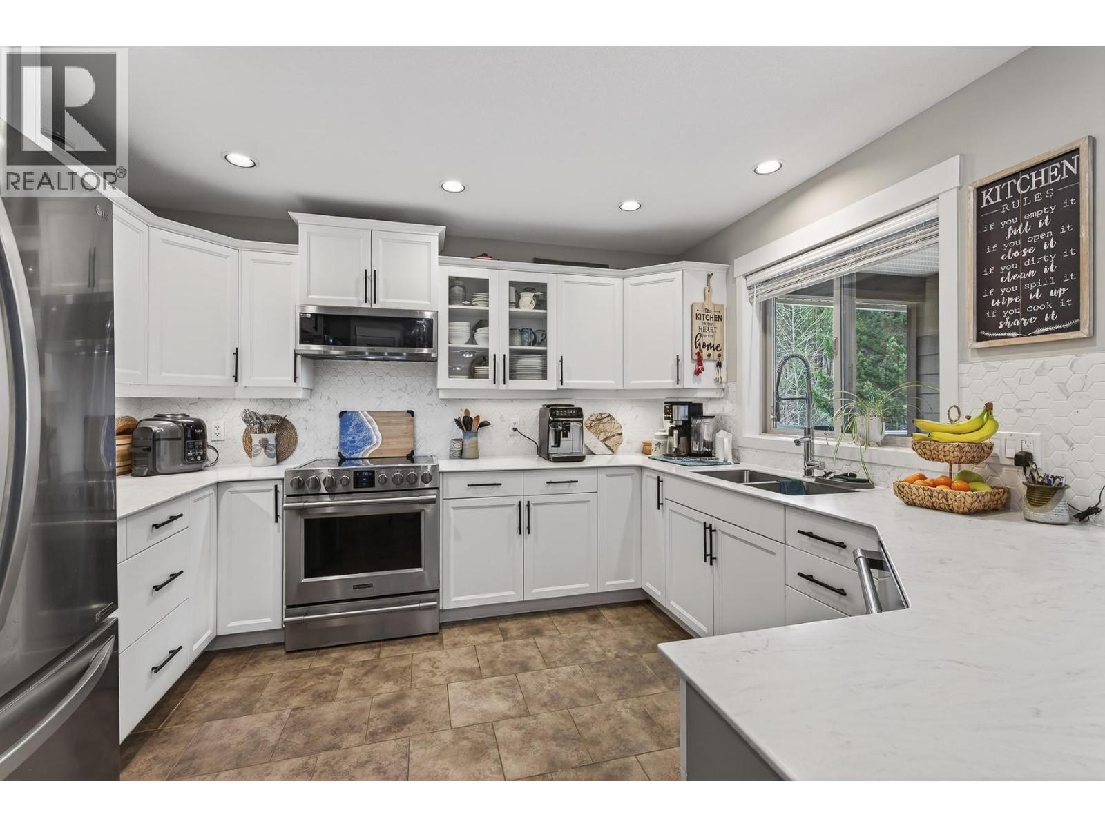 1487 Rosewood Drive, West Kelowna, BC - Indoor Photo Showing Kitchen With Double Sink