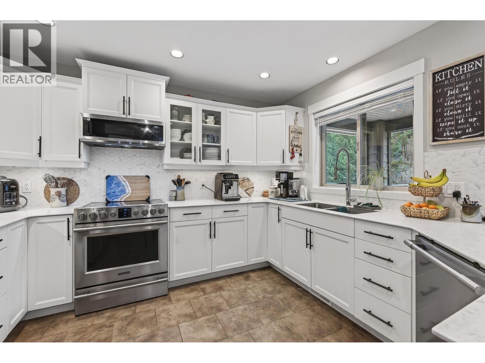 1487 Rosewood Drive, West Kelowna, BC - Indoor Photo Showing Kitchen With Double Sink
