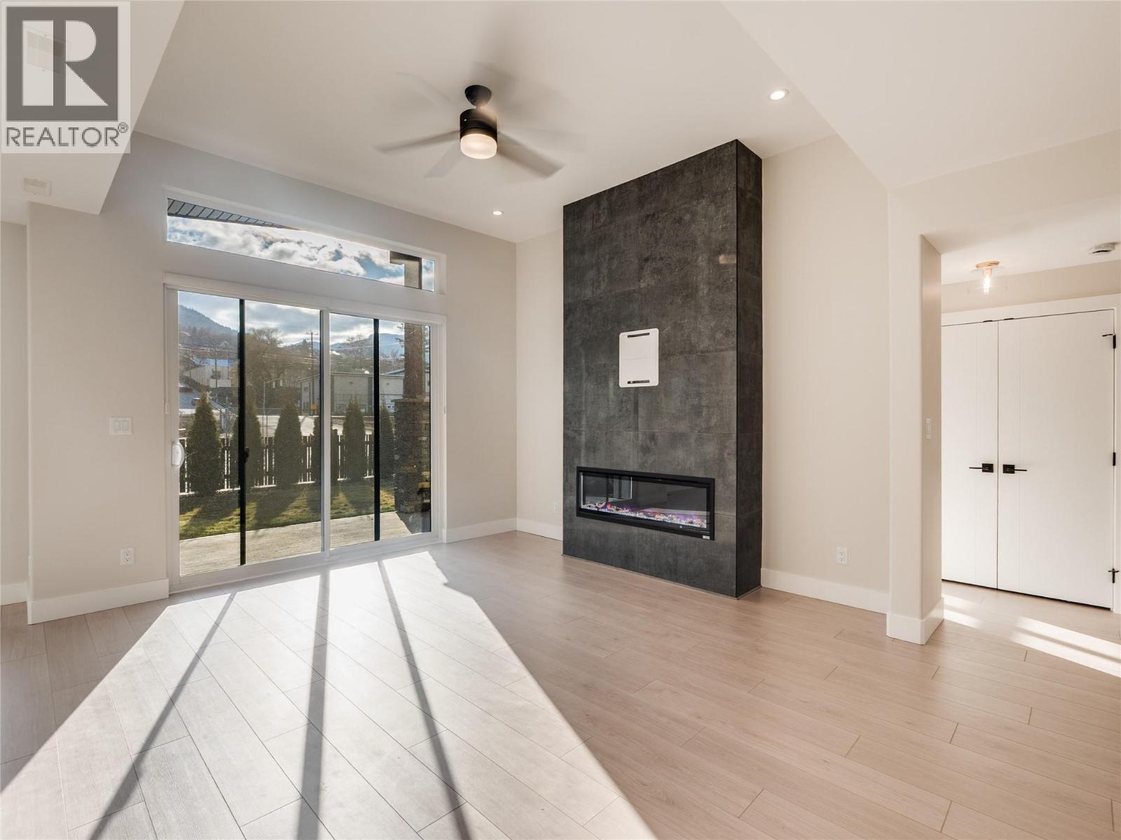 910 Lakeside Drive Unit# 401, Nelson, BC - Indoor With Fireplace