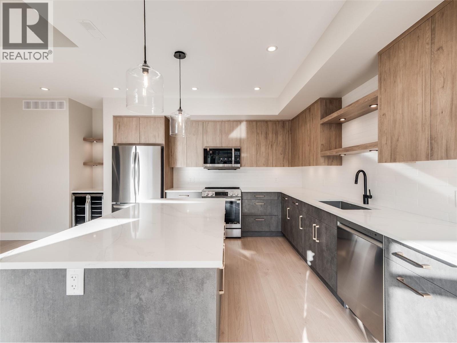 910 Lakeside Drive Unit# 401, Nelson, BC - Indoor Photo Showing Kitchen With Upgraded Kitchen