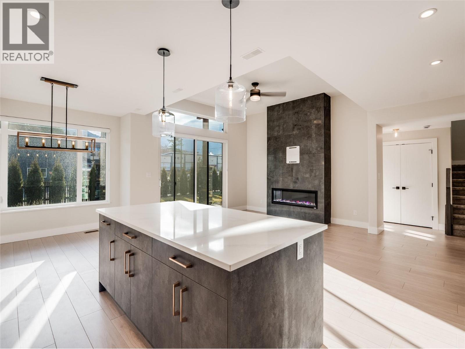910 Lakeside Drive Unit# 401, Nelson, BC - Indoor Photo Showing Kitchen