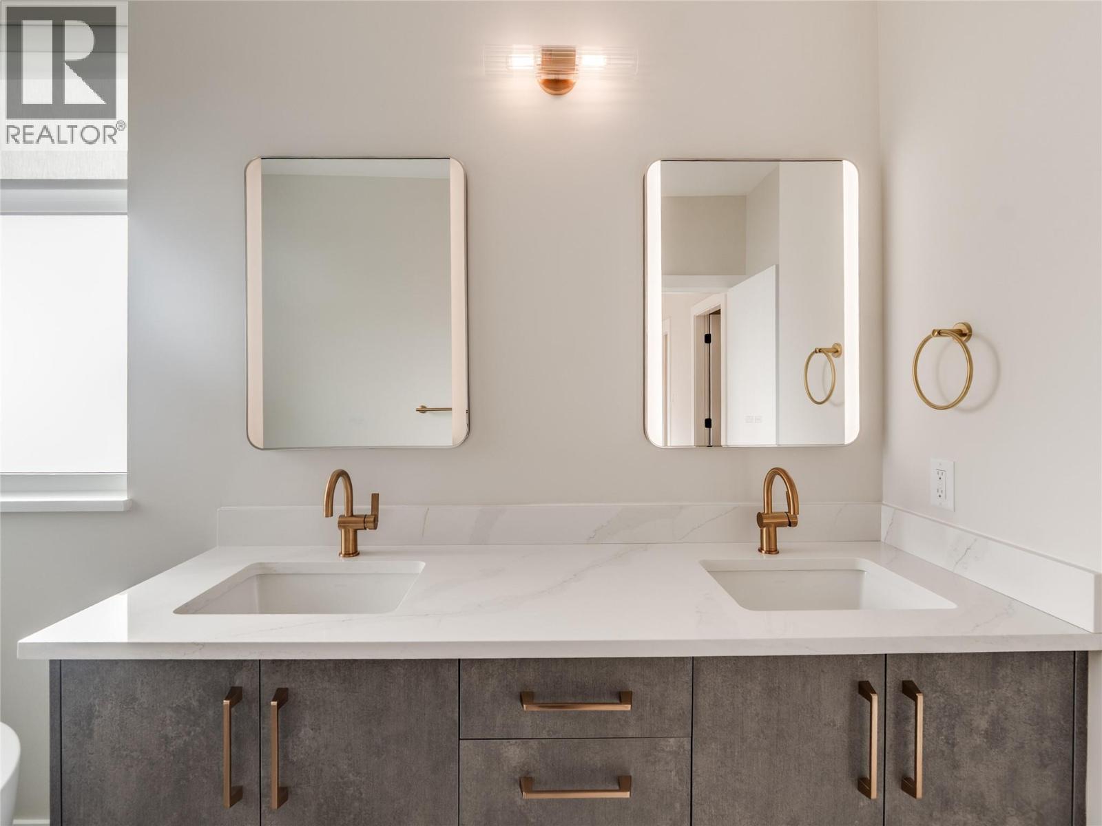 910 Lakeside Drive Unit# 401, Nelson, BC - Indoor Photo Showing Bathroom